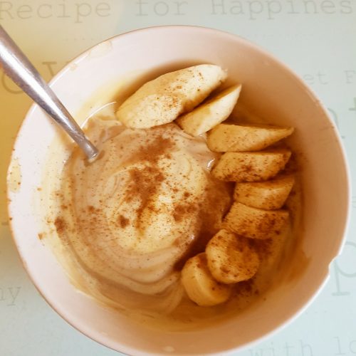 Yoghurt, banana and a hint of cinnamon!